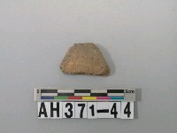 藏品(灰褐色夾砂陶片)的圖片